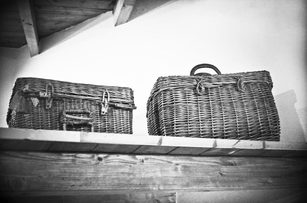 Casa De Ajala - B&B De Charme In Antica Dimora Totalmente Ristrutturata E Dotata Di Tutti I Confort Bagni Privati Spazio Living Patio Esterno Ambienti Climatizzati Degustazioni Prodotti Locali Laconi Экстерьер фото