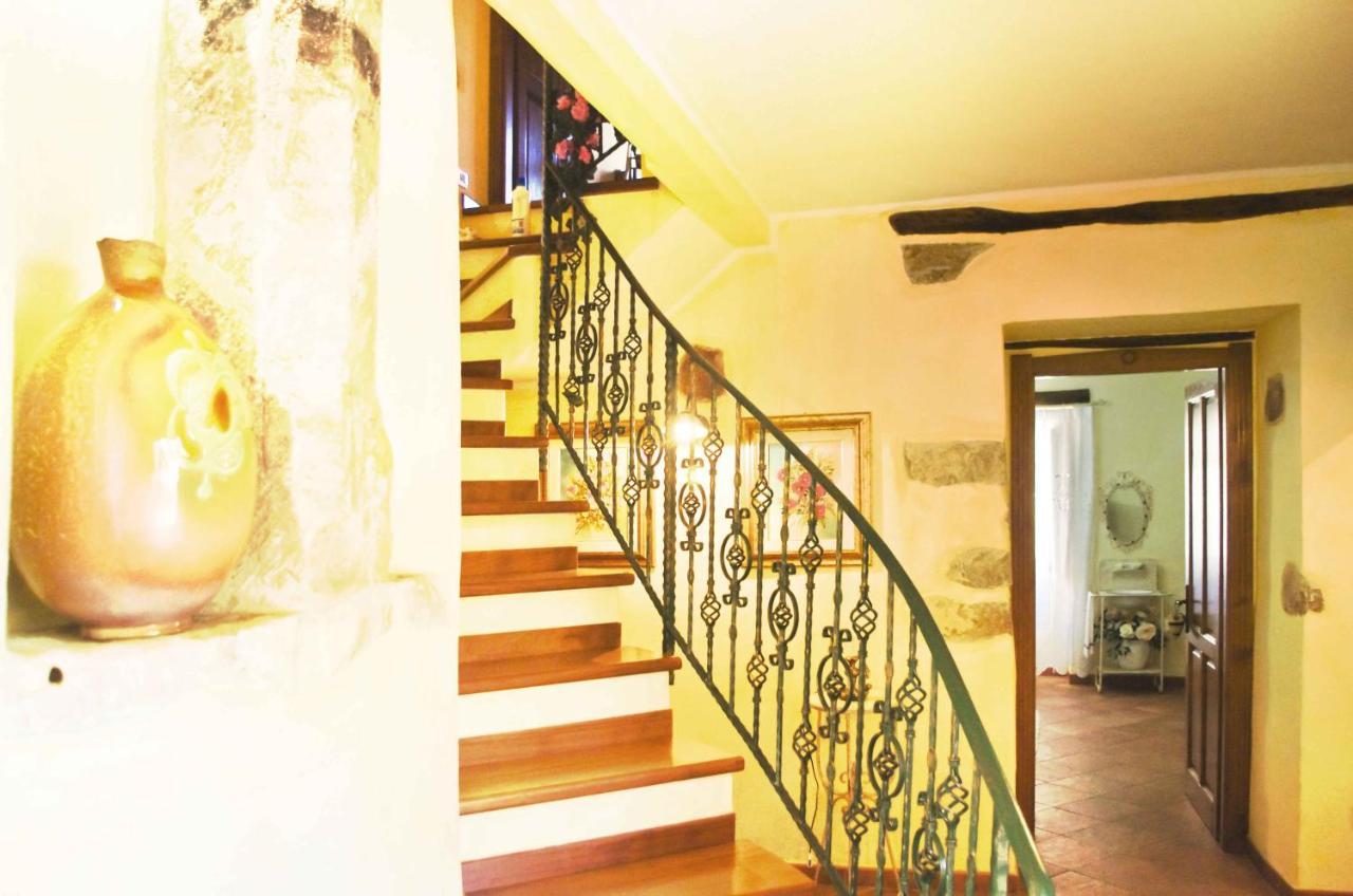 Casa De Ajala - B&B De Charme In Antica Dimora Totalmente Ristrutturata E Dotata Di Tutti I Confort Bagni Privati Spazio Living Patio Esterno Ambienti Climatizzati Degustazioni Prodotti Locali Laconi Экстерьер фото