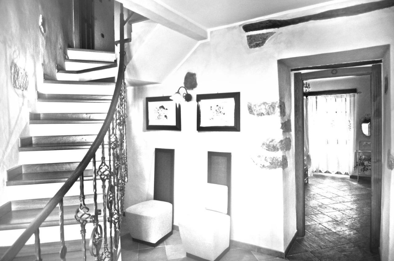 Casa De Ajala - B&B De Charme In Antica Dimora Totalmente Ristrutturata E Dotata Di Tutti I Confort Bagni Privati Spazio Living Patio Esterno Ambienti Climatizzati Degustazioni Prodotti Locali Laconi Экстерьер фото