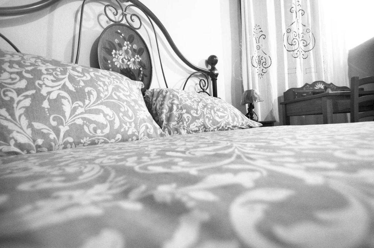 Casa De Ajala - B&B De Charme In Antica Dimora Totalmente Ristrutturata E Dotata Di Tutti I Confort Bagni Privati Spazio Living Patio Esterno Ambienti Climatizzati Degustazioni Prodotti Locali Laconi Экстерьер фото