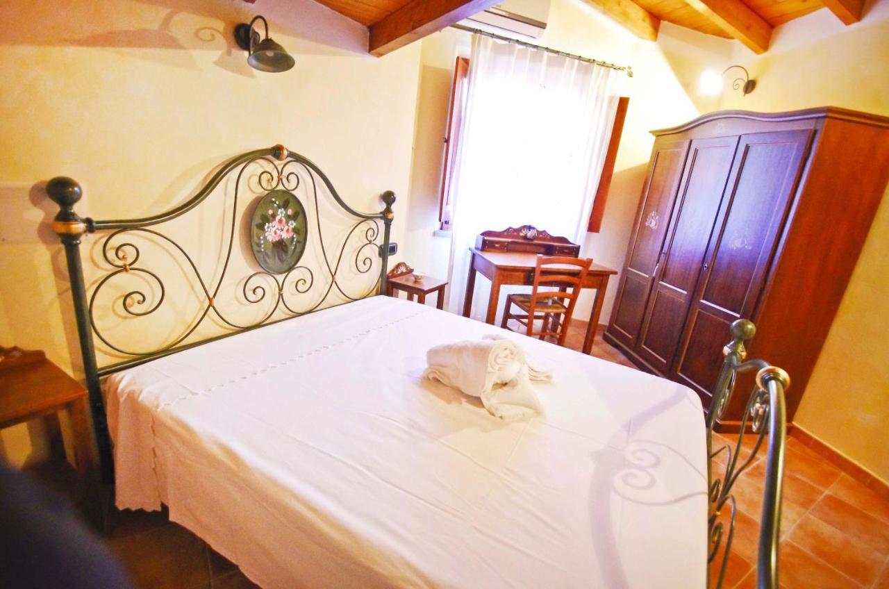 Casa De Ajala - B&B De Charme In Antica Dimora Totalmente Ristrutturata E Dotata Di Tutti I Confort Bagni Privati Spazio Living Patio Esterno Ambienti Climatizzati Degustazioni Prodotti Locali Laconi Экстерьер фото